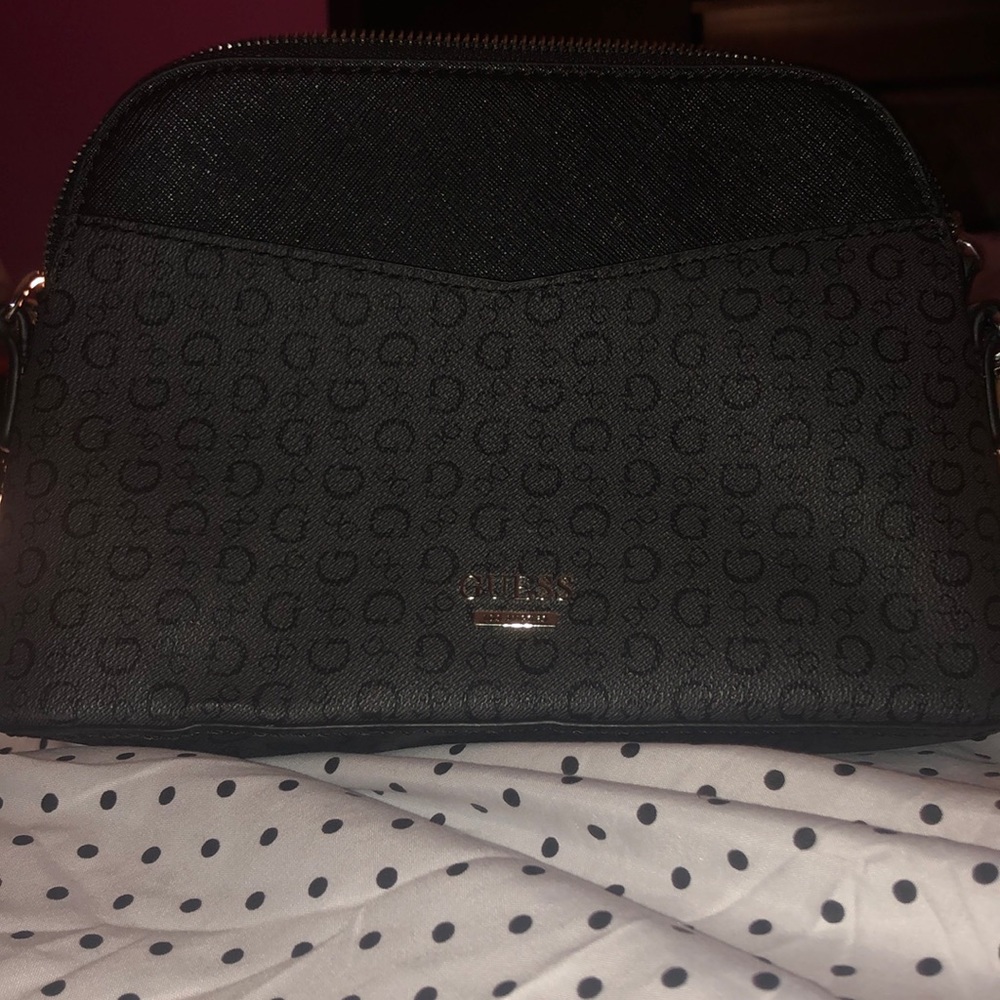 This is a guess purse. It has a adjustable strap.